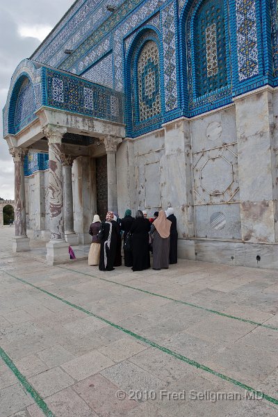 20100408_100726 D3.jpg - Group of woman at one of the entrances to the Dome of the Rock